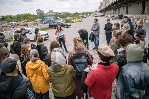 English friendly: Vycházka po Vysočanech a panelová diskuse: bydlení a výstavba ve střední Evropě //Urban walk and panel discussion in Vysočany: housing and construction in Central Europe